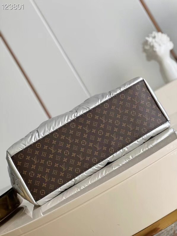 Louis Vuitton ONTHEGO GM M21053 Silver