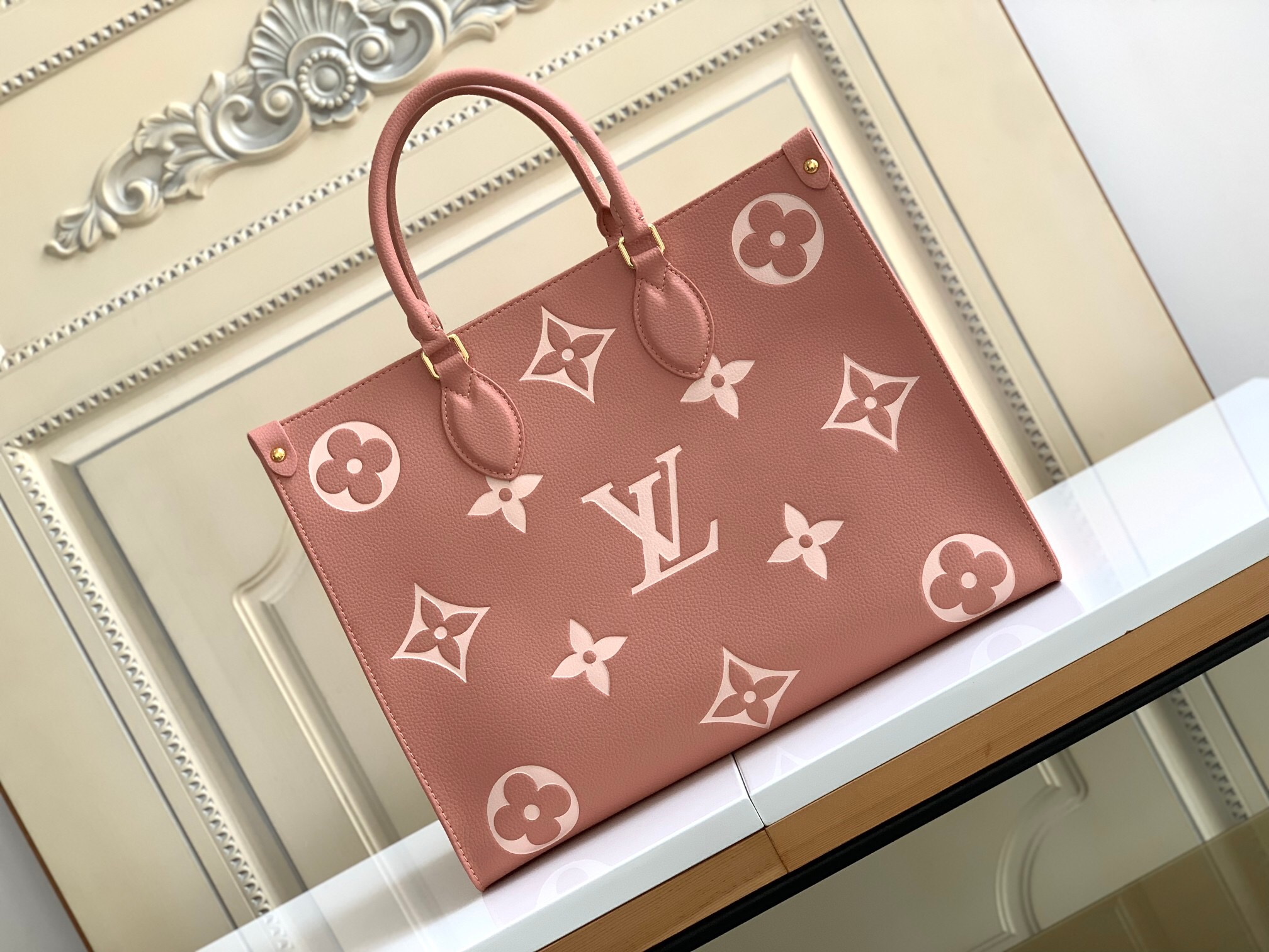 Louis Vuitton ONTHEGO MM M46286 Trianon Pink