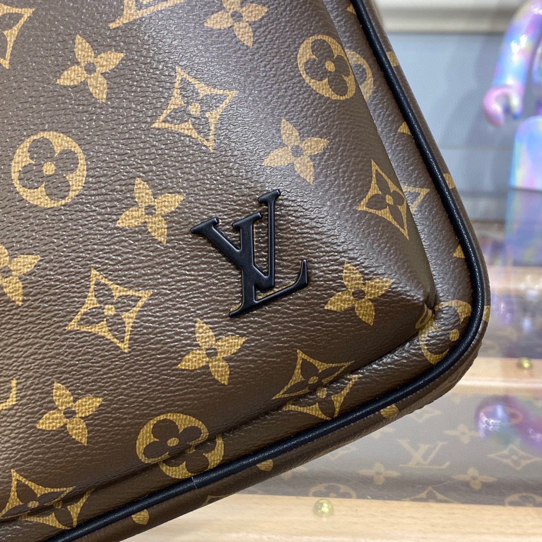 Louis Vuitton Monogram Canvas AVENUE SLINGBAG M46327