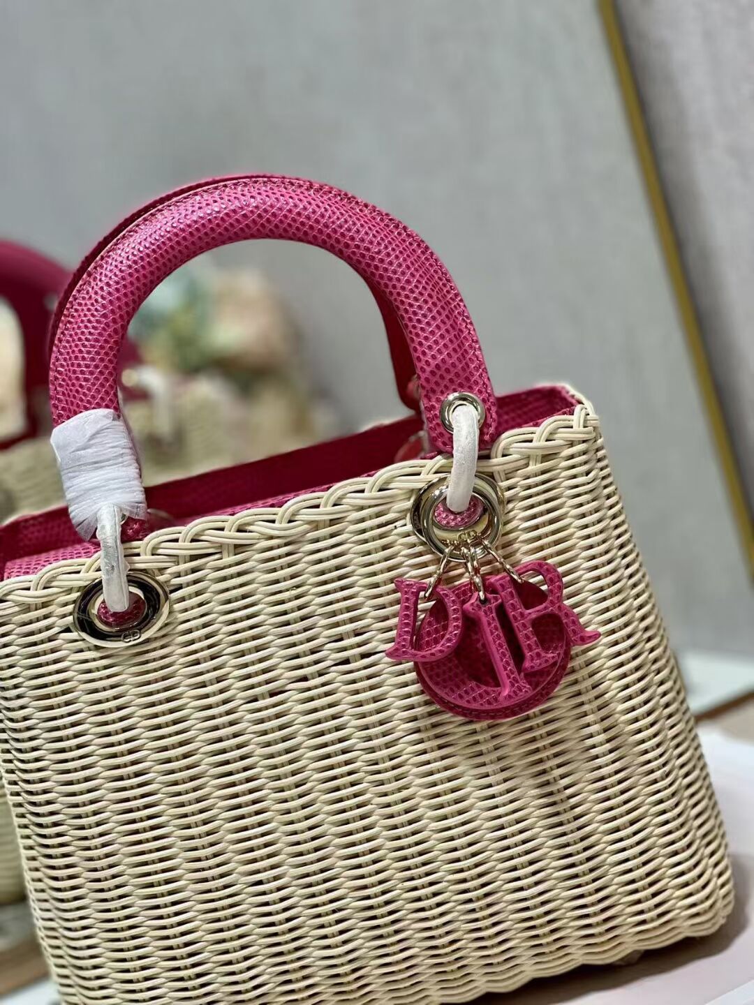 MEDIUM LADY DIOR BAG Natural Wicker and pink Lizard skin M0565