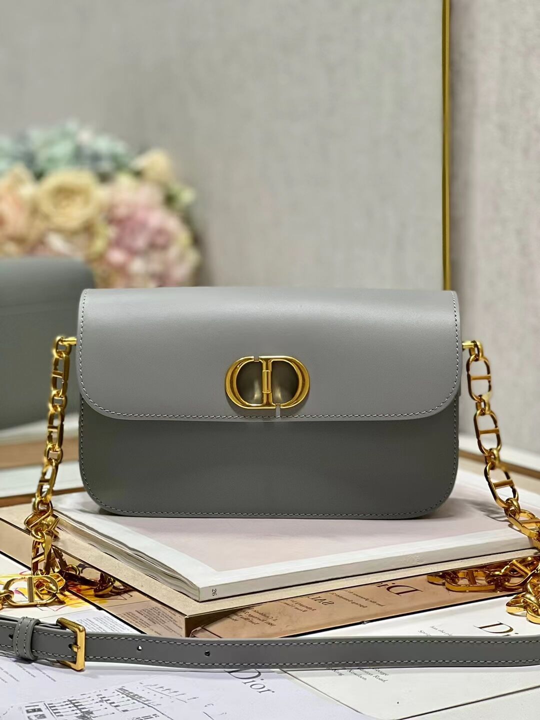 Dior 30 MONTAIGNE AVENUE BAG Dusty Box Calfskin M9260 Ethereal Gray