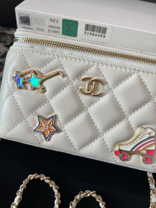 Chanel CLUTCH WITH CHAIN AP3044 white