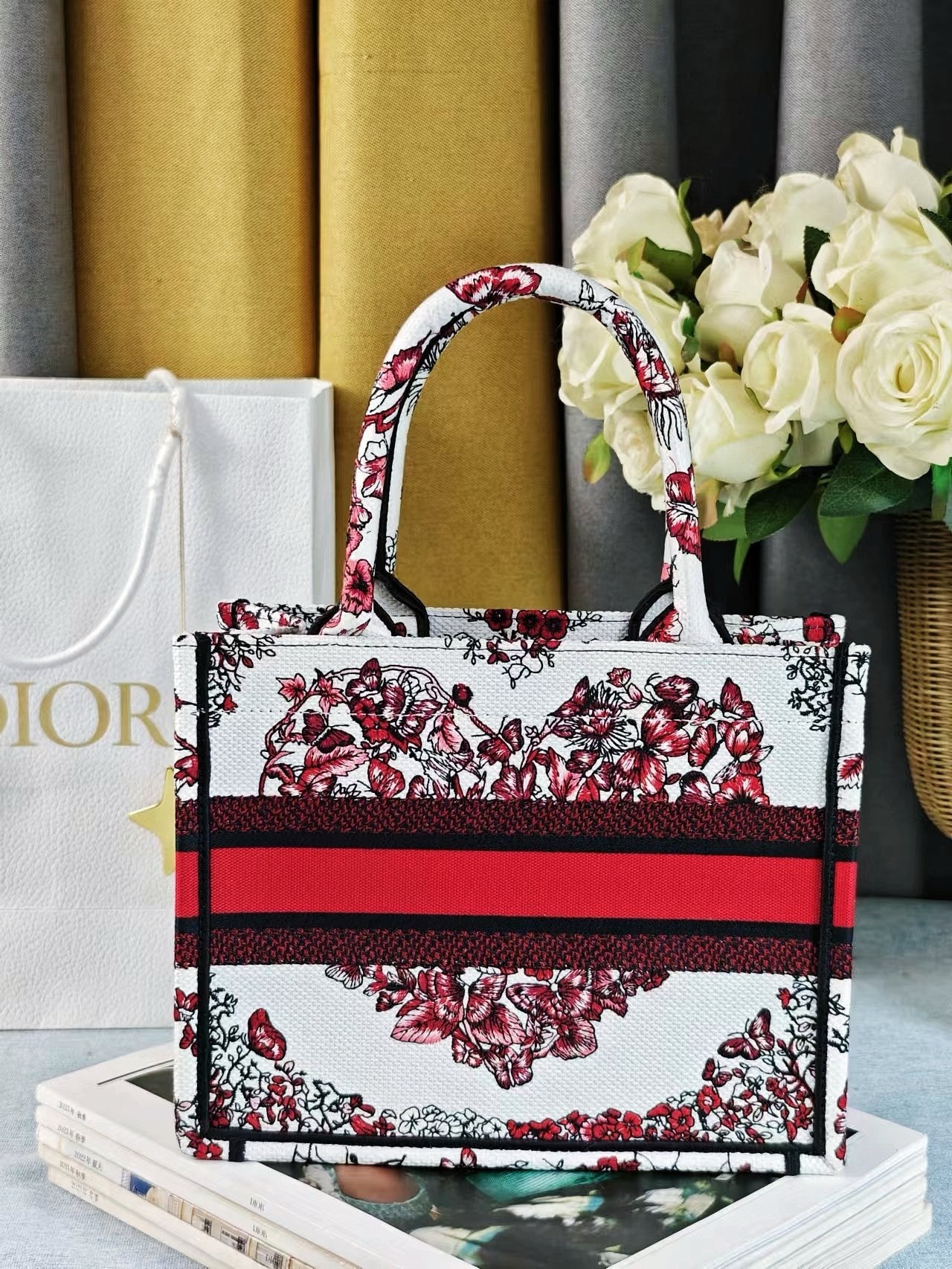 SMALL DIOR BOOK TOTEWhite and Red Le Coeur des Papillons Embroidery M1296ZRf