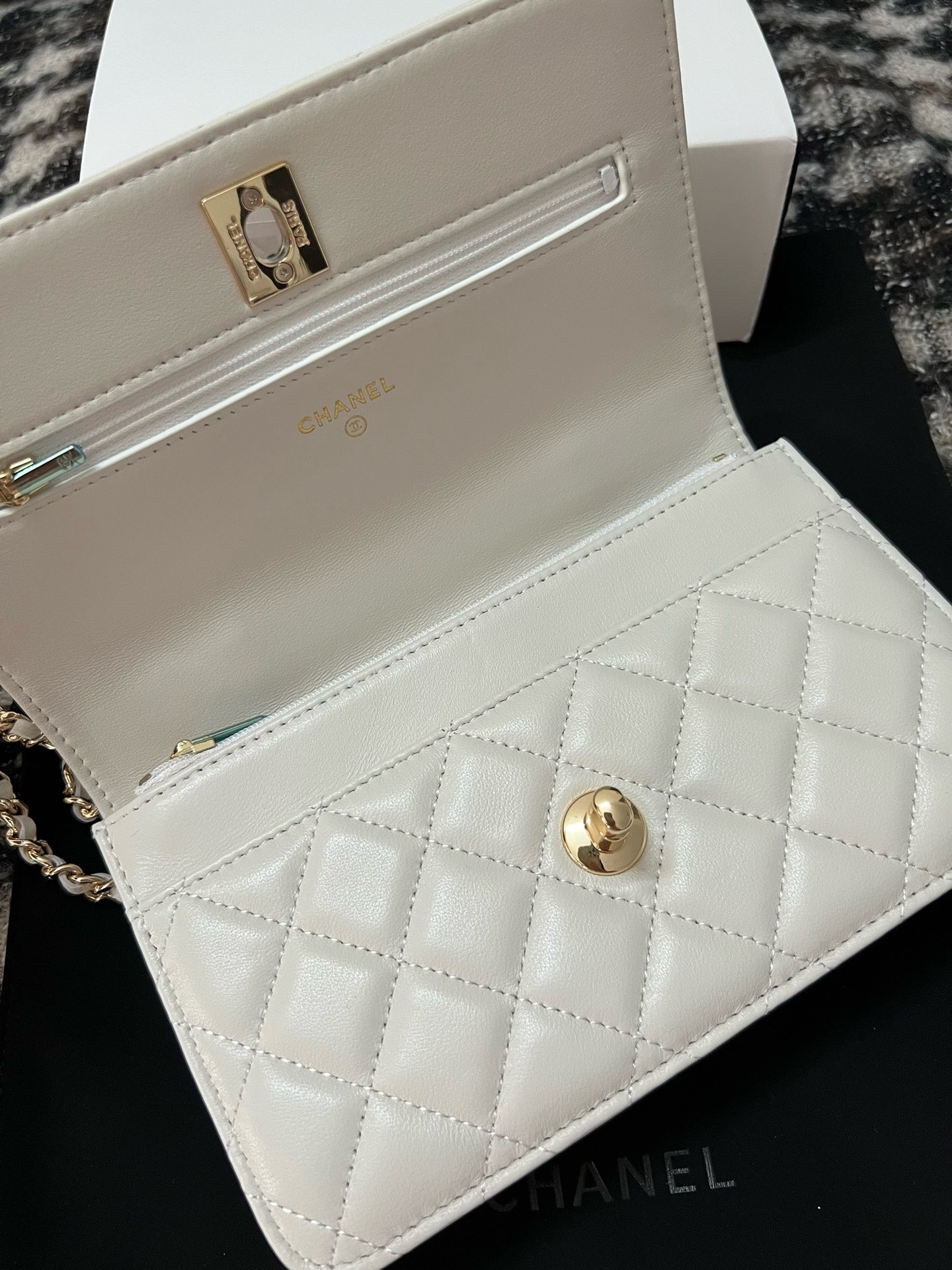 CHANEL FLAP PHONE HOLDER WITH CHAIN AB3566 white