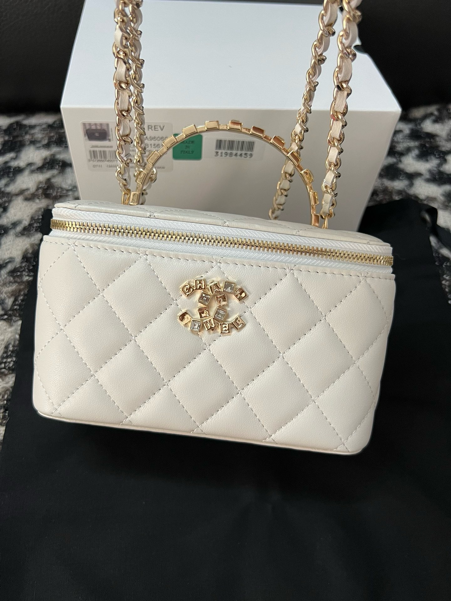 CHANEL CLUTCH WITH CHAIN AB3747 WHITE