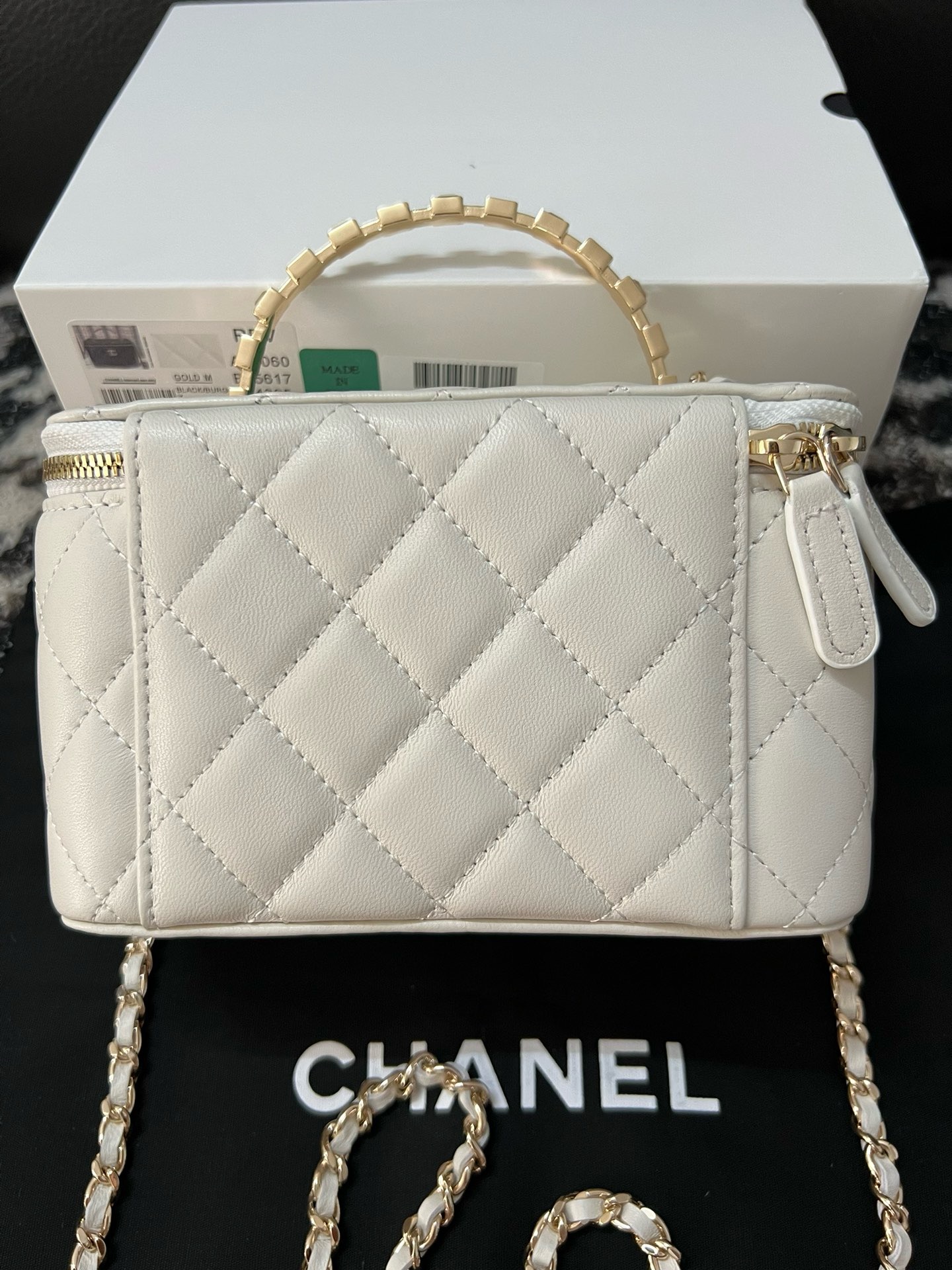 CHANEL CLUTCH WITH CHAIN AB3747 WHITE