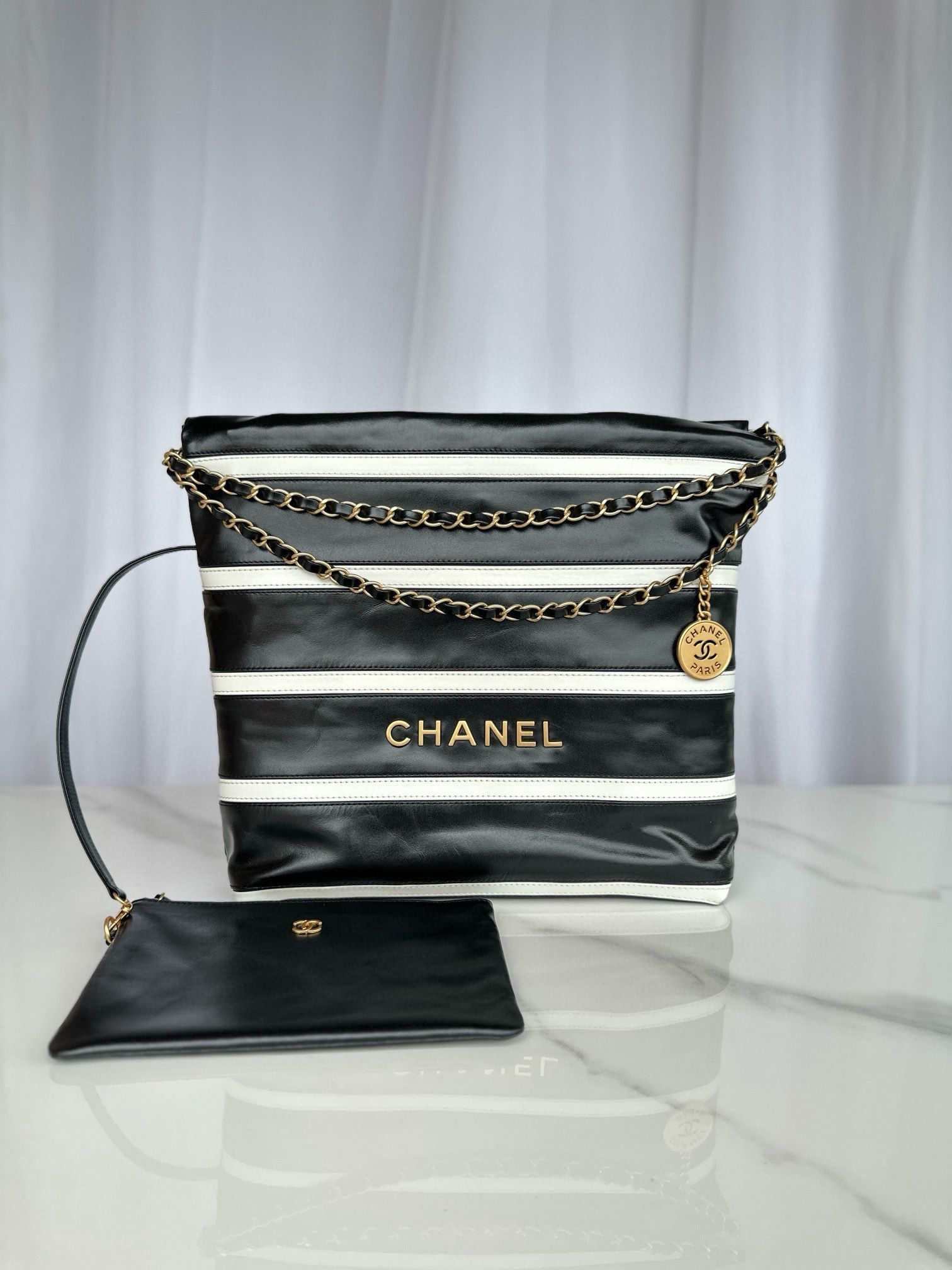 CHANEL 22 HANDBAG Calfskin & Gold-Tone Metal AS3261 Black