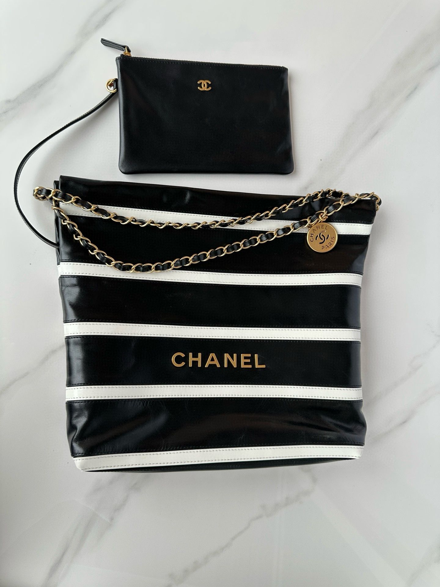 CHANEL 22 HANDBAG Calfskin & Gold-Tone Metal AS3261 Black