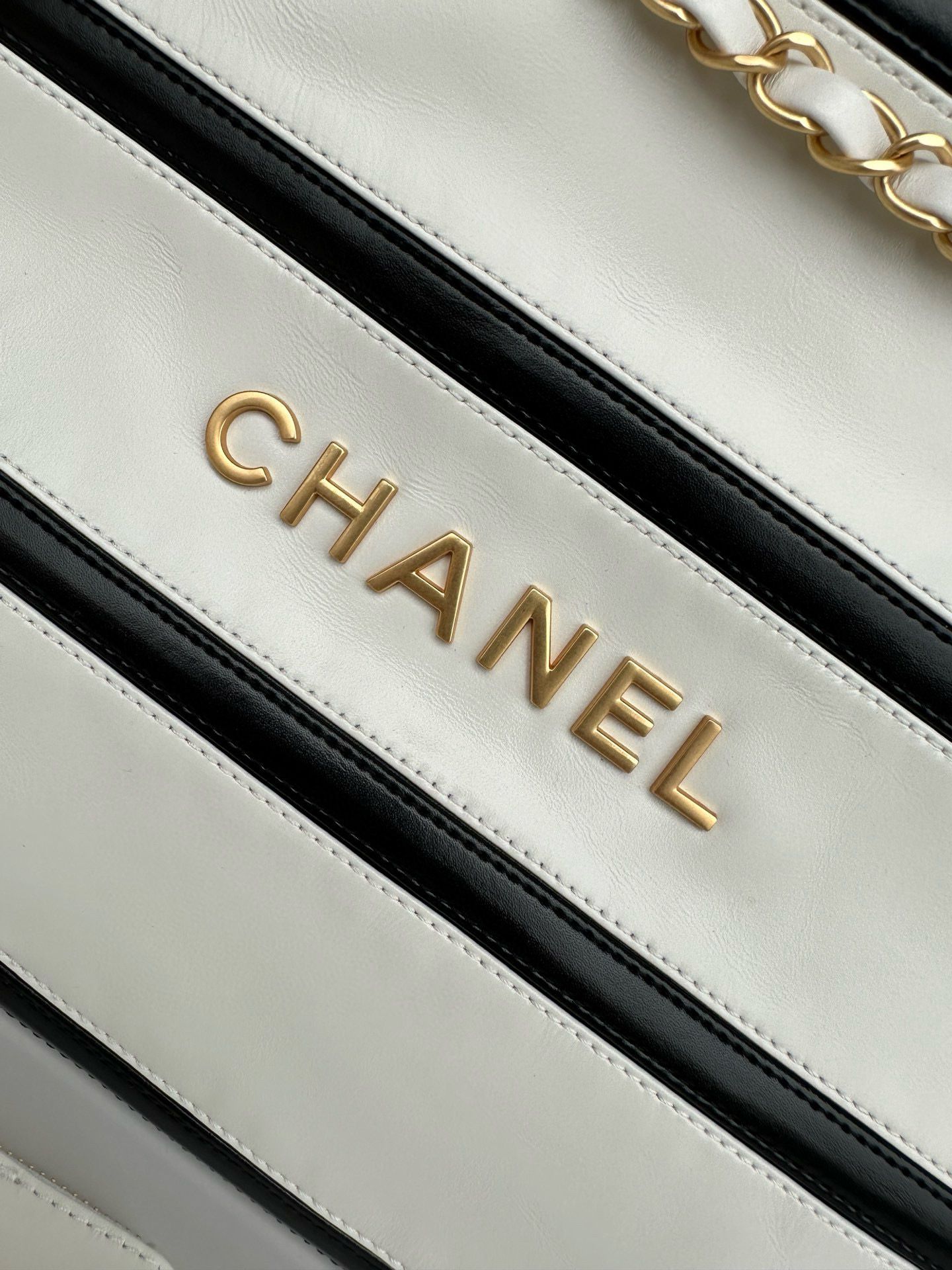 CHANEL 22 HANDBAG Calfskin & Gold-Tone Metal AS3261 White