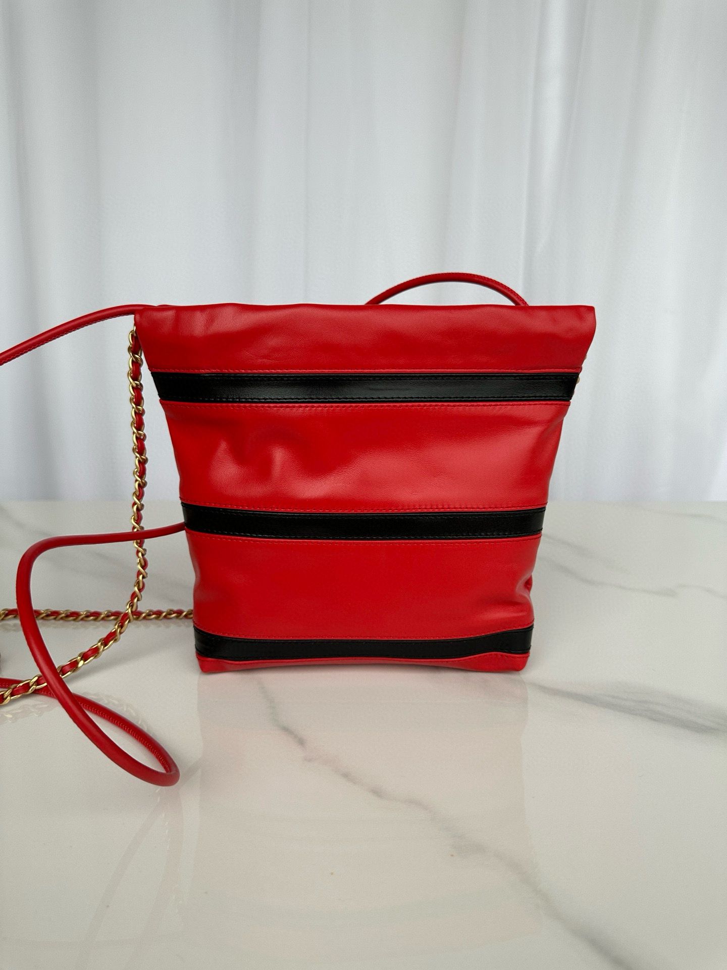 CHANEL 22 HANDBAG Calfskin & Gold-Tone Metal AS3980 Red&Black