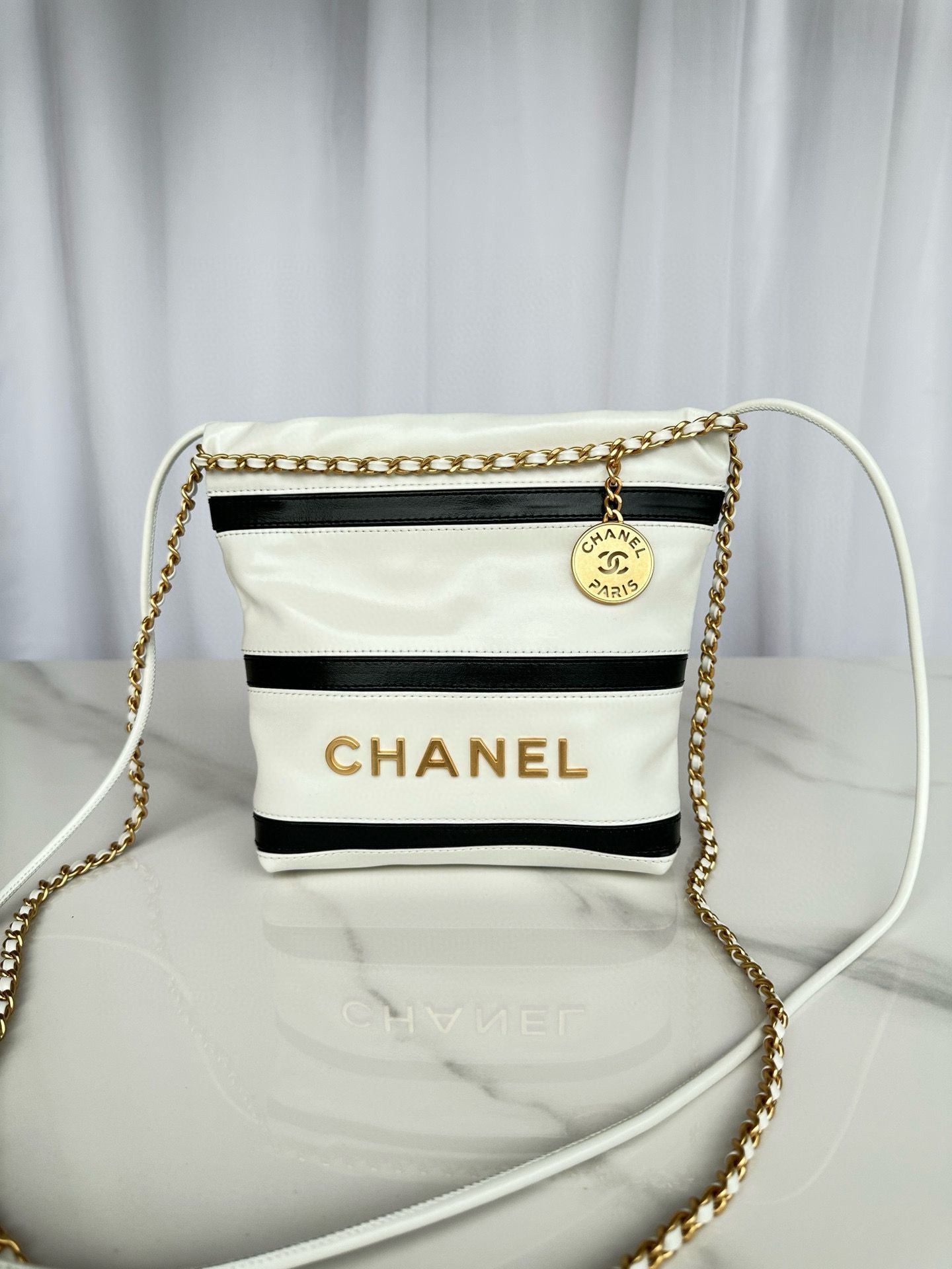 CHANEL 22 HANDBAG Calfskin & Gold-Tone Metal AS3980 White