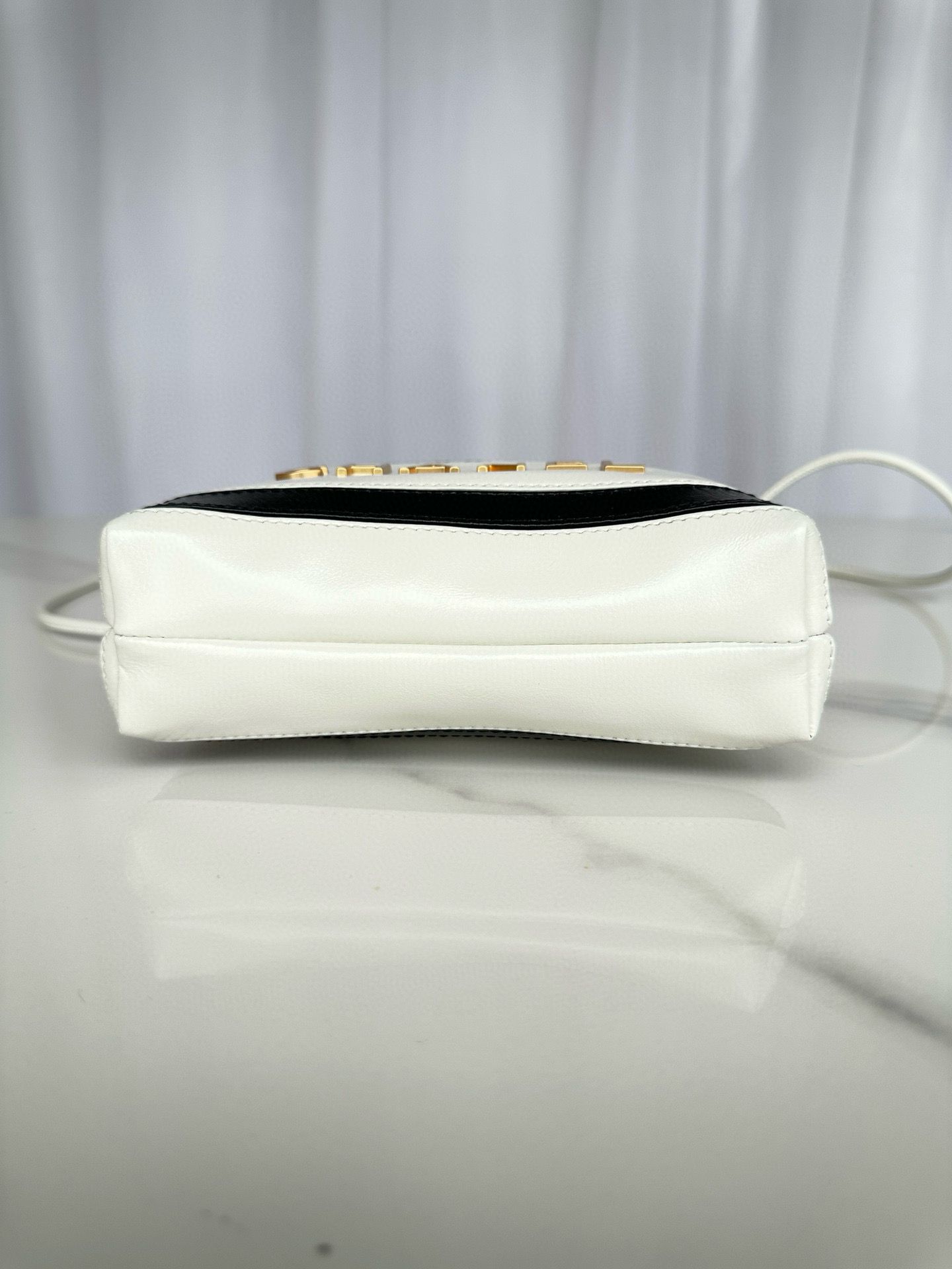 CHANEL 22 HANDBAG Calfskin & Gold-Tone Metal AS3980 White