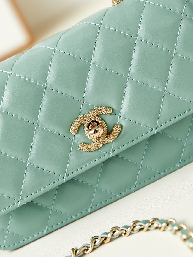 CHANEL CLUTCH WITH CHAIN Shiny Crumpled Lambskin AP3803 green