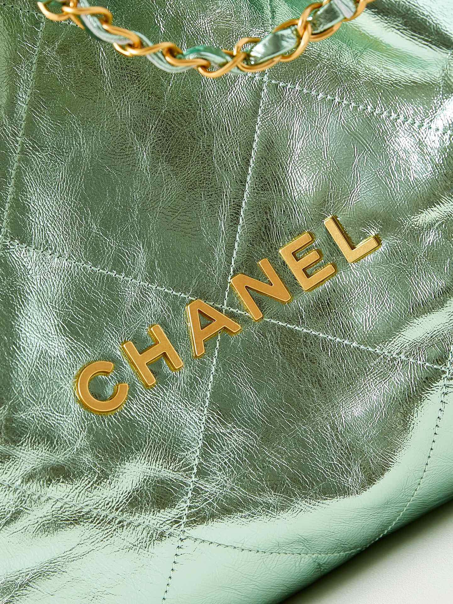 CHANEL 22 HANDBAG AS3261 Pearlescent green