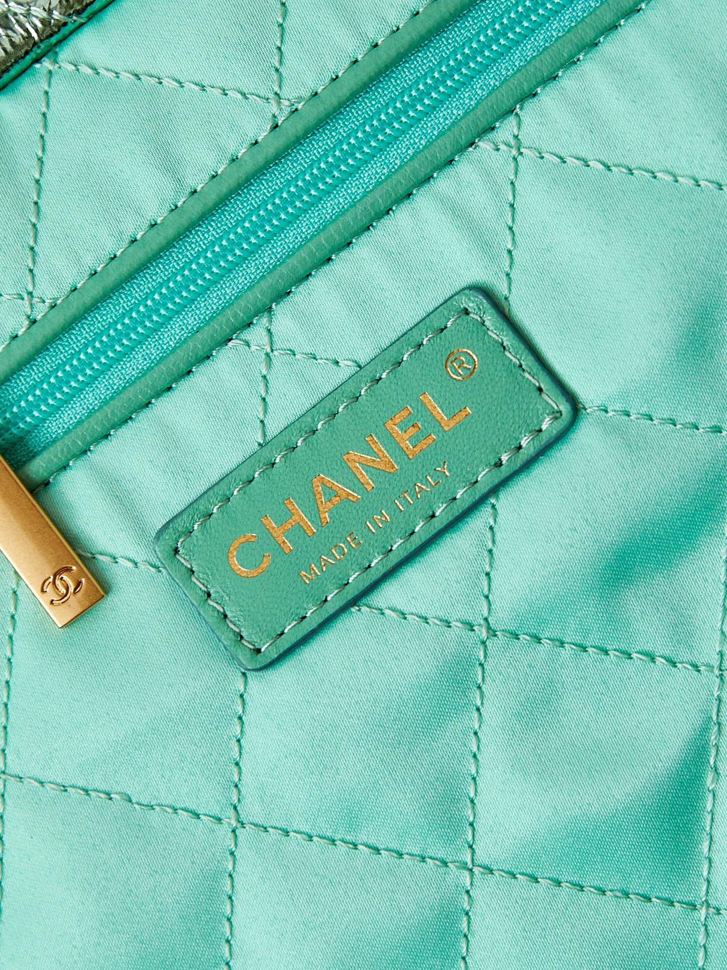 CHANEL 22 HANDBAG AS3261 Pearlescent green