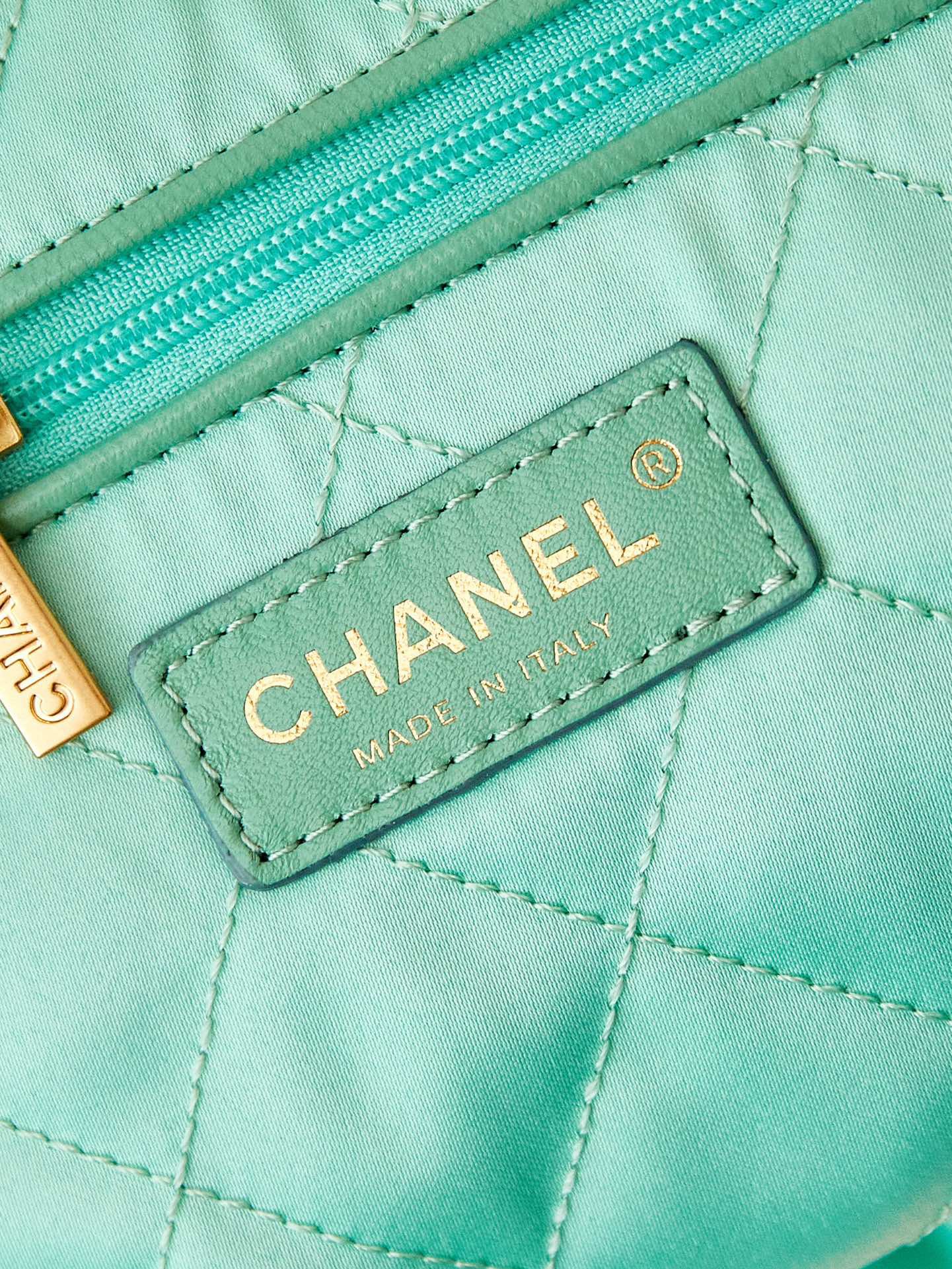 CHANEL 22 SMALL HANDBAG AS3260 Pearlescent green