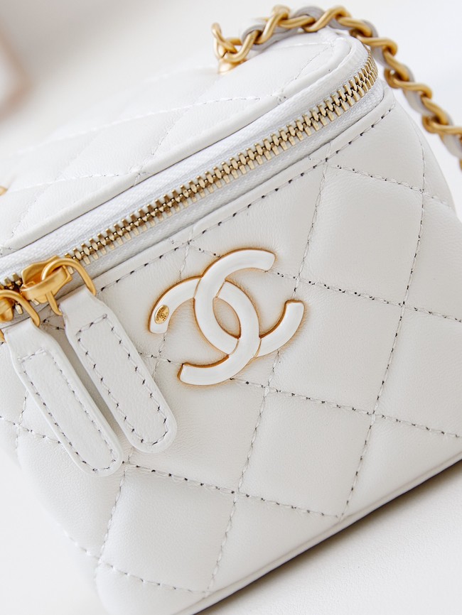 CHANEL CLUTCH WITH CHAIN AP3941 white