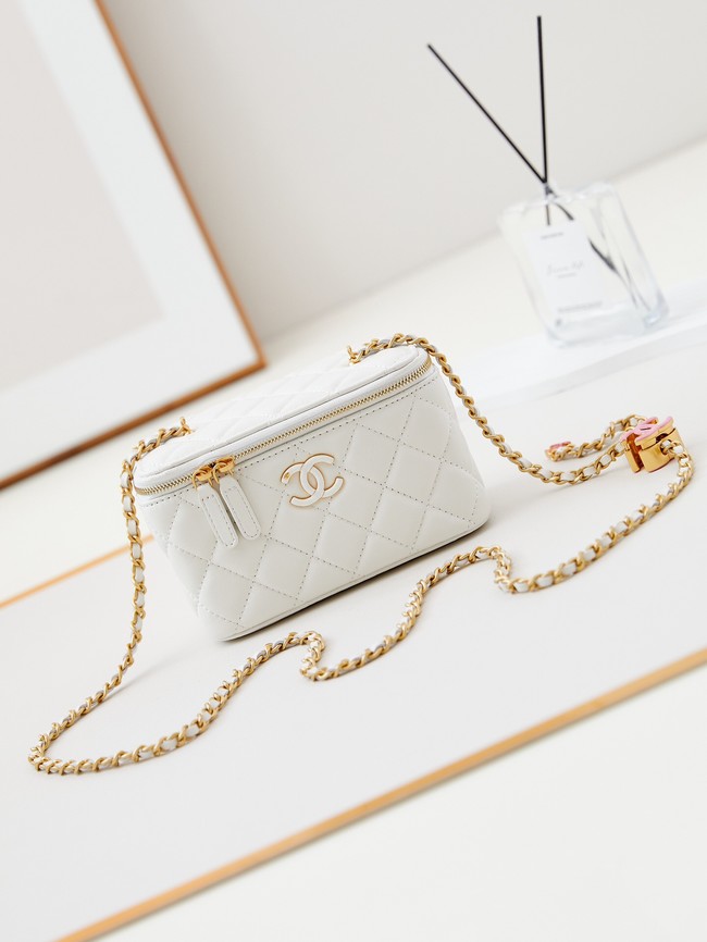 CHANEL MINI CLUTCH AP3940 white