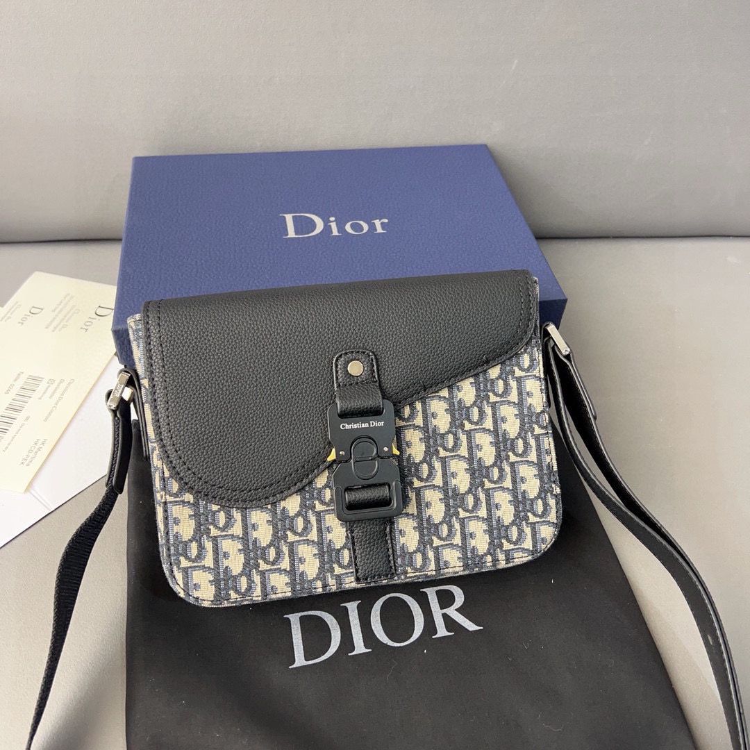 Dior Oblique Saddle Messenger Bag With Shoulder Strap D3090