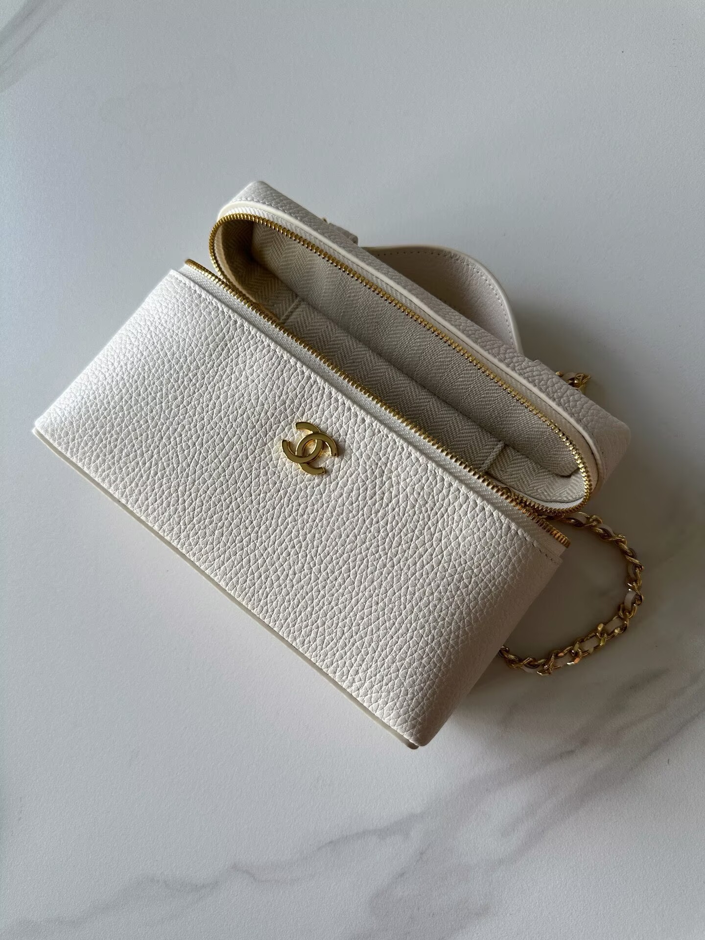 Chanel Vanity With Chain AP5346 White