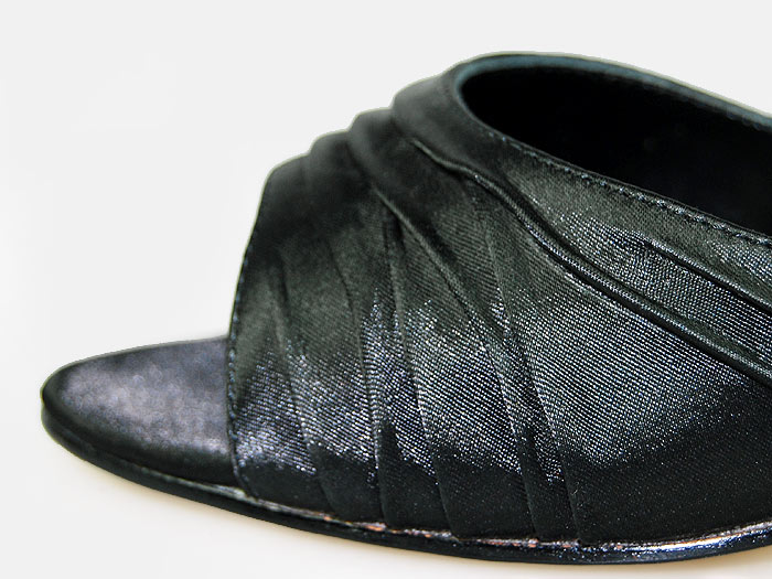 Manolo Blahnik classic Satin pumps black